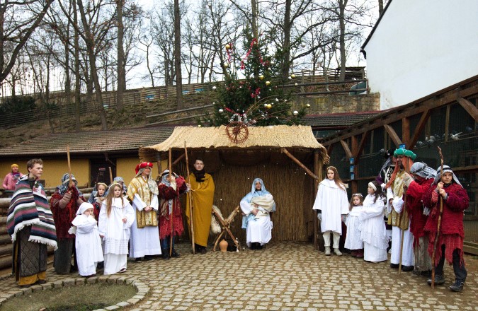 Live Nativity scene at the Lüftnerka Farmhouse in Pilsen Zoo.